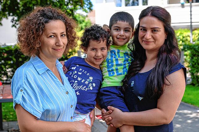Sie fühlen sich wohl auf dem Spielplatz: (von links) Asiye Sarpan mit Tochter Miray und Besime Bostan mit Sohn Kiyan.