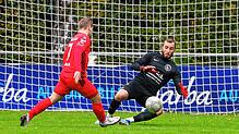TSV Singen-Torhüter Ahmet Beller war auch in diesem Duell Sieger gegen Marcel Bohnenstengel.