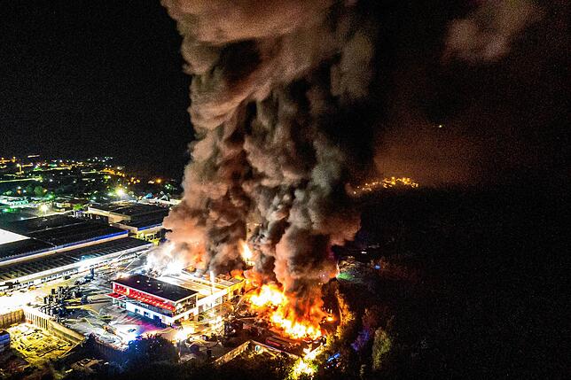 Das Feuerinferno hatte erschreckende Ausmaße, wie diese Luftaufnahme aus der Brandnacht zeigt.