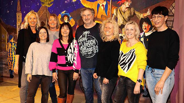 Präsident Andreas Schnee mit Damen der Moo-Sisters, die am Bunten Abend mit einer Gesangsnummer vertreten sein werden (von links): ...