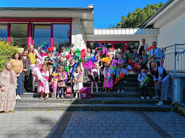 Diese Erstklässler starten an der Grundschule Überlingen am Ried unter anderem mit den Lehrerinnen Carolin Zipfel und Katharina ...