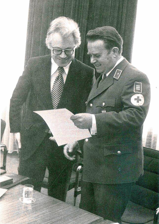 Für seine Verdienste verleiht Wirtschaftsminister Rudolf Eberle dem Geschäftsführer des Ortsvereins und des Kreisverbands, Josef Mutter, ...