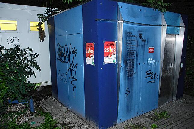 Vor wenigen Wochen erst frisch gestrichen und nun schon wieder demoliert verschmiert: Das Toilettenhäuschen neben der Fahrradbrücke.