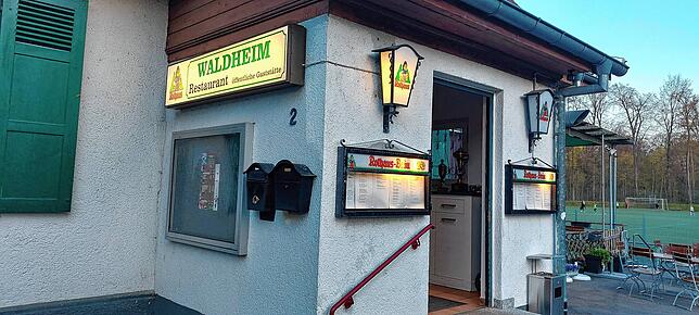 Das Waldheim im Lorettowald. Rechts hinter der Terrasse des Restaurants der Kunstrasenplatz.