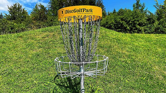 So sehen die Körbe aus, in welche die Discgolfer versuchen, ihre Frisbee zu platzieren.