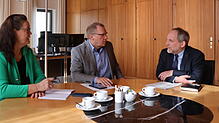 Fokus auf ZF (von links): SÜDKURIER-Redakteurin Katy Cuko und Redaktionsleiter Andreas Ambrosius im Gespräch mit dem Friedrichshafener ...