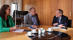 Fokus auf ZF (von links): SÜDKURIER-Redakteurin Katy Cuko und Redaktionsleiter Andreas Ambrosius im Gespräch mit dem Friedrichshafener ...