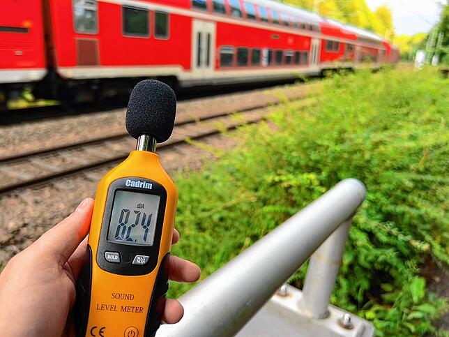 Der am Villinger Bahnhof gestartete RE verursacht am Abend des 27. August einen Schallpegel von 82,4 Dezibel.