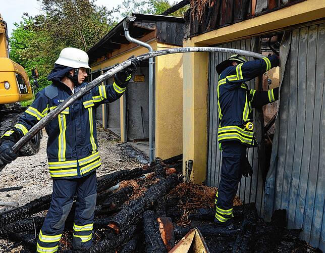 Bis in den Vormittag hinein musste die Feuerwehr noch Glutnester in und unter der Scheune löschen. Die Scheune, in deren Stallbereich ...
