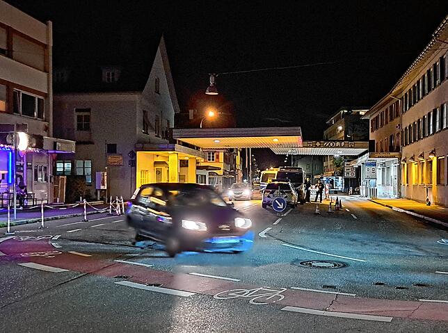 Am Grenzübergang Emmishofer Tor sind ebenfalls zahlreiche Beamte im Einsatz.