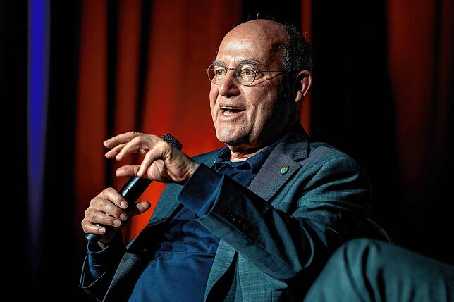 „Ich bin schon 77. Das wäre ein gewisses Hindernis“, sagt Gregor Gysi auf die Frage, ob er Deutschland militärisch verteidigen würde.