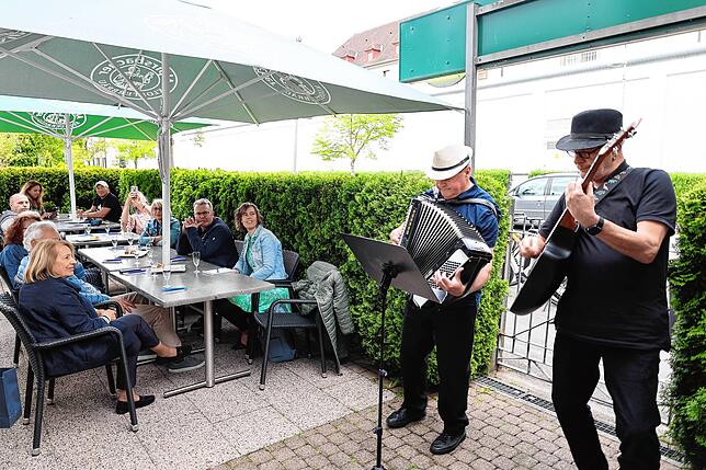 Georg Herrenknecht und Berhold Horn (von rechts) stimmen das Publikum musikalisch auf den Abend ein und spielen immer wieder bekannte ...