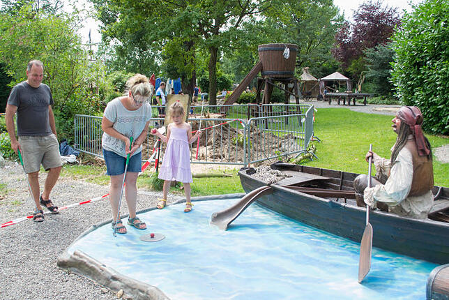 Familie Roßhart aus Karlsruhe wollte eigentlich schon am Dienstag zum Minigolf. Jetzt sind sie glücklich, dass es an ihrem letzten ...