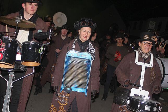 Bild 2: Bilder der Biesinger Mooslochhexen am vergangenen Freitag im gespenstischem Lichterschein des Nachtumzugs (Teil 1)