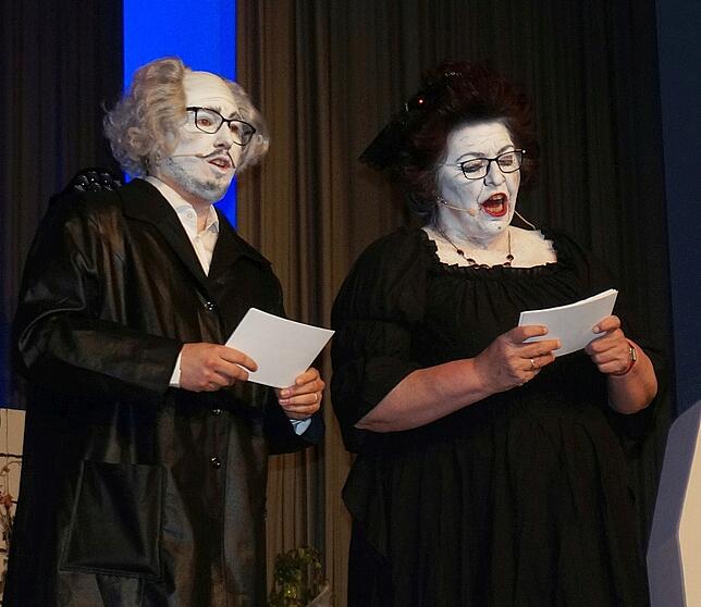 Gut gesprochen: David Günzel und Tamara Merk führen mit Humor und Pfiff durch das Programm des Düengemer Obed.