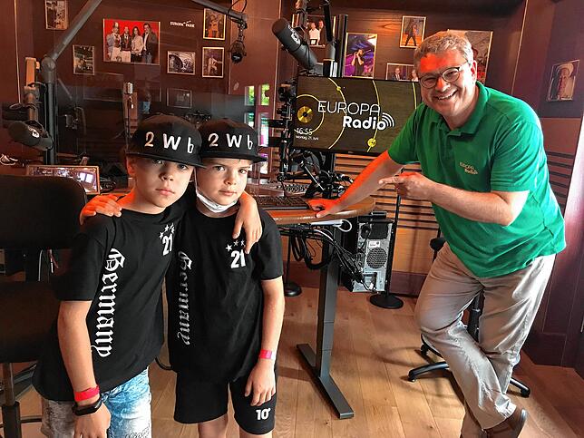 Luke (links) und Jamie beim Europa-Radio im Europapark.