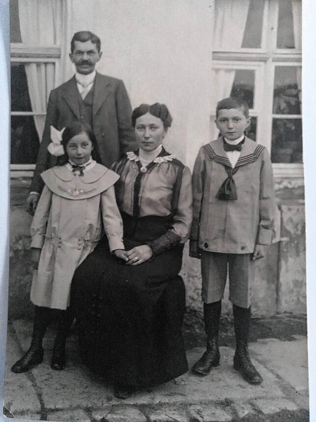 Ein vor kurzem aufgetauchtes Fundstück besonderer Art aus dem Album von Verwandten: das einzige Familienbild von Josefine und Karl, ...