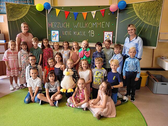 Die Schüler der Klasse 1b der Storchenschule Böhringen werden von den Lehrerinnen Melanie Brenner (links) und Jennifer Fritsch (rechts) ...