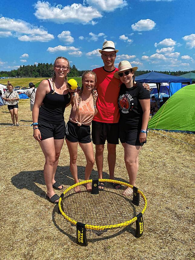 Die Viergergruppe aus dem Raum Stuttgart spielt vor den Konzerten gerne ein paar Runden Roundnet.