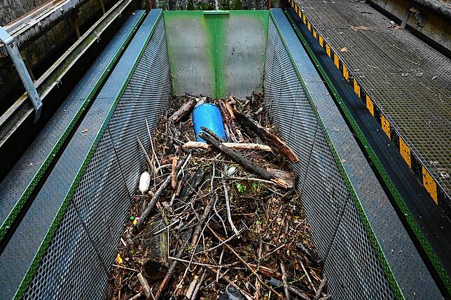 Es landet viel Unrat im Rhein. Vom Rechen wird er gefiltert und aus dem Wasser sortiert.