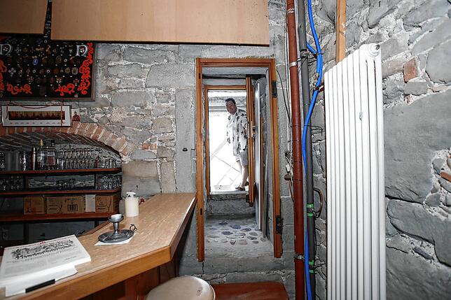 Diese Tür direkt neben der Bar führt auf das außenliegende Baugerüst, das derzeit als provisorische Fluchttreppe dient. Rechts daneben ...