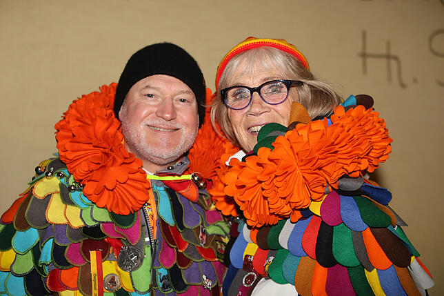 Bild 31: Konstanzer Straßenfasnacht 2025: Auch am Freitagabend wird in den Gassen gefeiert