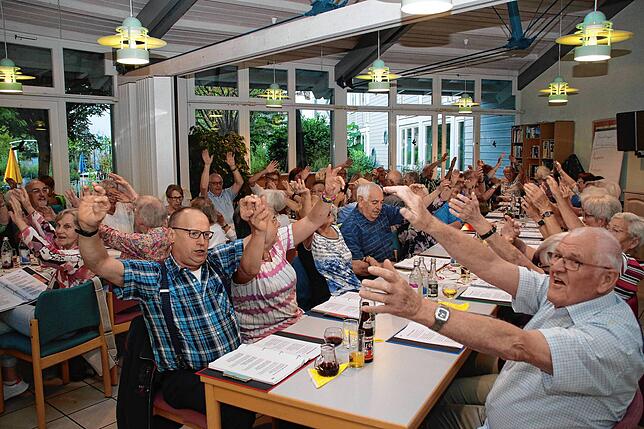 Die Senioren waren bester Stimmung. Passend zum Hit der Kastelruther Spatzen „Fliege mit mir in die Heimat“ reckten sie ihre Hände zum ...