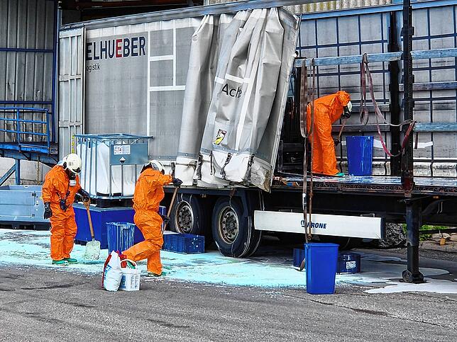 Bild 2: Gefahrgutunfall in Dogern: Feuerwehr-Großeinsatz im Industriegebiet – alle Bilder vom Einsatz