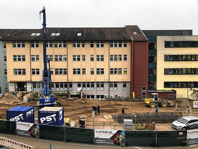 Vor dem Klinikum Hochrhein in Waldshut bohrt derzeit ein riesiger Bohrer Löcher ins Erdreich. In den Löchern werden später die Stelzen ...