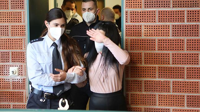 Lorena J. wird in Fußfesseln in den Konstanzer Gerichtssaal geführt. Sie muss sich unter anderem wegen Beihilfe zur Zwangsprostitution, ...