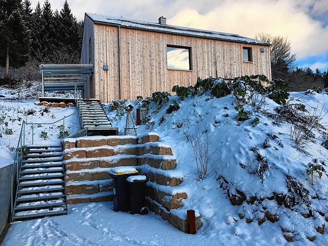 So sieht das fertige Haus der Familie Müller 2015 in Wurmlingen aus. Es ist aus Strohballen und Holz entstanden.