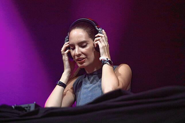 Bild 14: Southside 2023: Lilly Palmer legt im Zelt auf
