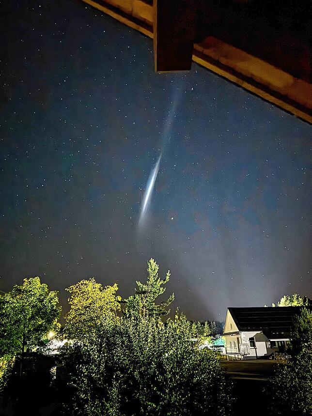 SÜDKURIER-Leser Christian Jauch aus Mönchweiler hat den Lichtschweif entdeckt, als er abends sein Zimmer lüften wollte.