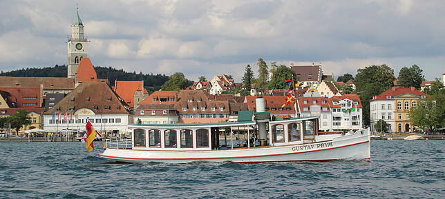 Die früher unter Konstanzer Flagge stehende „Gustav Prym“, einst ein Feuerwehrschiff. Auf dem Weg nach Bodman legte es am ...
