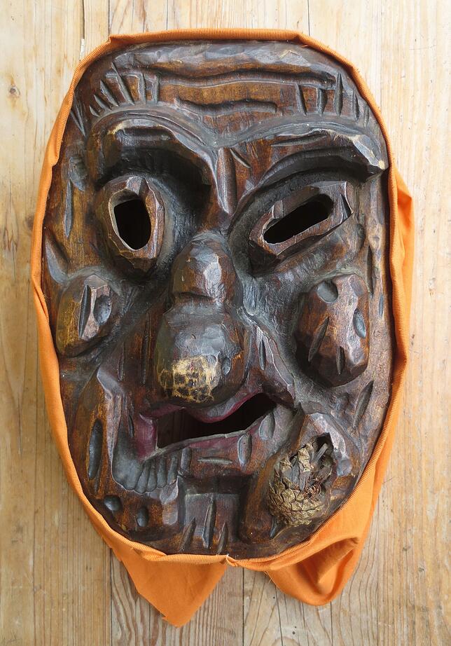 Aus einem Stück Lindenholz fertigte Kurt Wörner mit Schnitz- und Bohrwerkzeugen die erste Hugeloh-Maske.