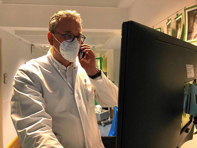 Heinrich Bremer ist der Chefarzt der Lungenabteilung. Der Pneumologe leitet die Behandlungen auf der Coronastation.