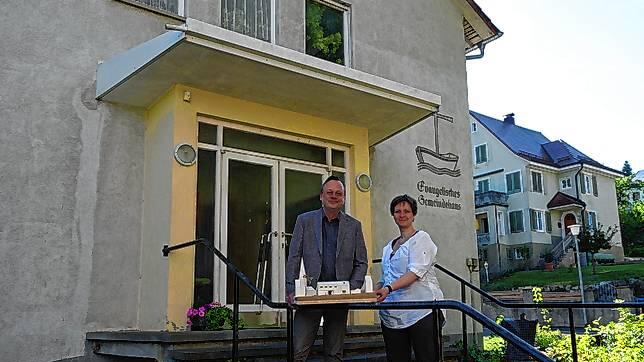 Noch stehen Pfarrer Michael Wurster und Kirchengemeinderätin Conny Hoffmann vor dem alten Gemeindehaus. Das soll nun einem ...