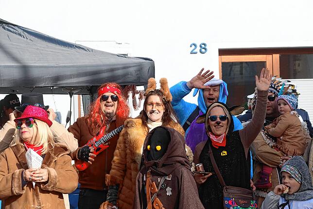 Bild 2: So bunt war der große Umzug beim Seenarrentreffen in Allensbach 2024 &ndash; Teil 1