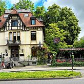 Drinnen Kneipe, draußen Biergarten: Der Kolbenfresser liegt direkt an der Bushaltestelle Fürstenberg.