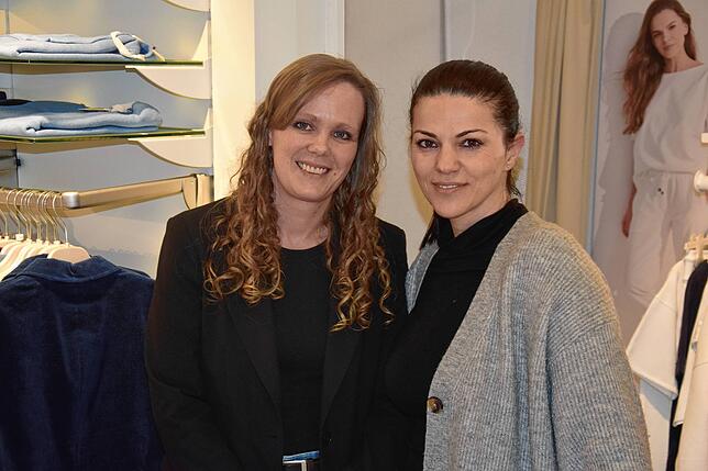 Martina Baumgartner und Gjulten Skainovska (v.l.), Mitarbeiterinnen des Modehauses Heike Rieck in der Bad Säckinger Innenstadt, ...