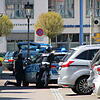 Eng umstellt: Zahlreiche Polizeibeamte sicherten am Freitagnachmittag nach dem Überfall auf die Postbankfiliale in der Waldshuter ...