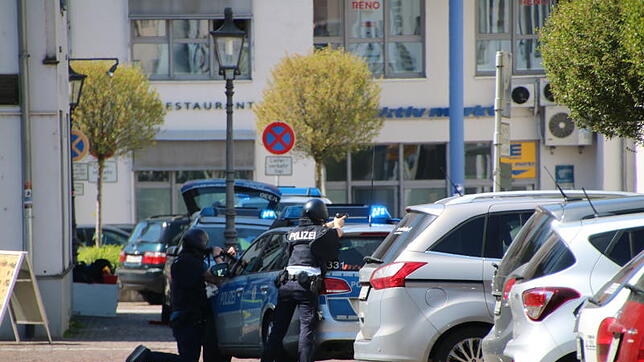 Eng umstellt: Zahlreiche Polizeibeamte sicherten am Freitagnachmittag nach dem Überfall auf die Postbankfiliale in der Waldshuter ...