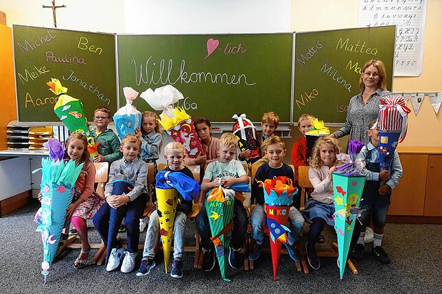 Klasse Fu6a: Die Erstklässler mit Klassenlehrerin Selina Rimmele.