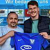 Willkommen an der Tullastraße: Sportchef Franco Viteritti (links) vom Spitzenreiter TuS Stetten freut sich über Neuzugang Sanel Covic.