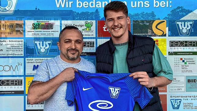 Willkommen an der Tullastraße: Sportchef Franco Viteritti (links) vom Spitzenreiter TuS Stetten freut sich über Neuzugang Sanel Covic.