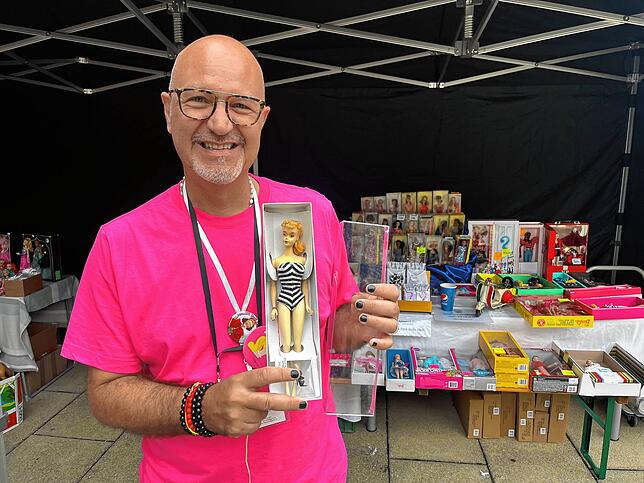 Barbie-Sammler Francesco Ruffino zeigt sein wertvollstes Mitbringsel: Eine Barbie von 1960. Für 750 Franken können Liebhaber die Rarität ...