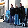 Pfarrer Alexander Philipp sowie Ana Baumgart und Daniel Franz (beide FKZ) stehen neben den Druckplatten des Kunstwerks vor der ...