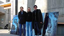 Pfarrer Alexander Philipp sowie Ana Baumgart und Daniel Franz (beide FKZ) stehen neben den Druckplatten des Kunstwerks vor der ...