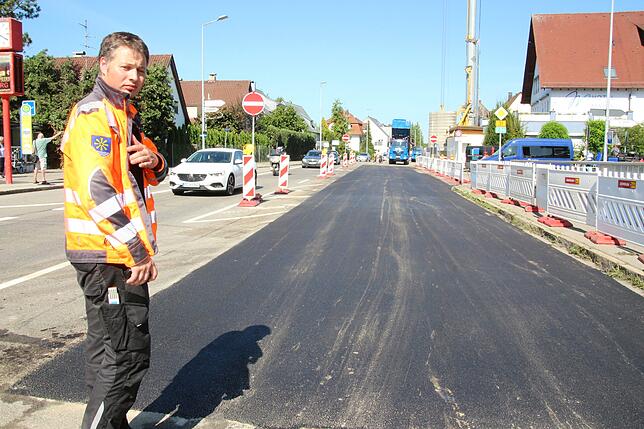 Oberbaumeister Stefan Müller schaut in Fischbach nach einem Fahrstreifen, der bereits mit der zweiten Asphaltschicht überzogen wurde.