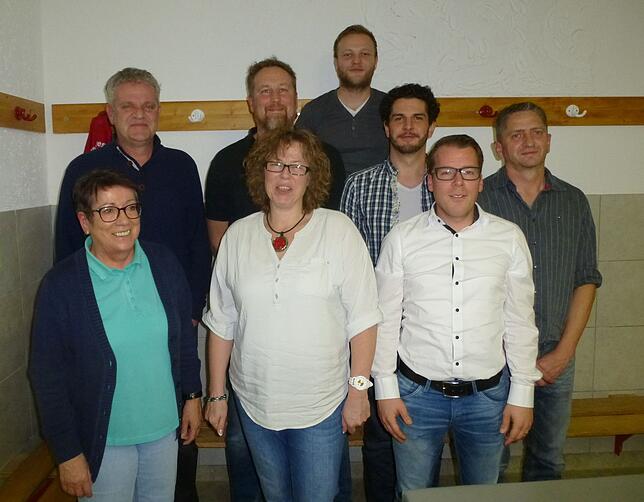 Sie führten den SSC 2016 ins 40. Jahr seines Bestehens (hinten, von links): Vorsitzender Frank Jarsumbek, Jugendleiter Markus Becker, ...